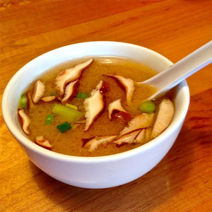 miso soup recipe with shitake mushrooms and tofu - Yummy Vegetarian Recipes
